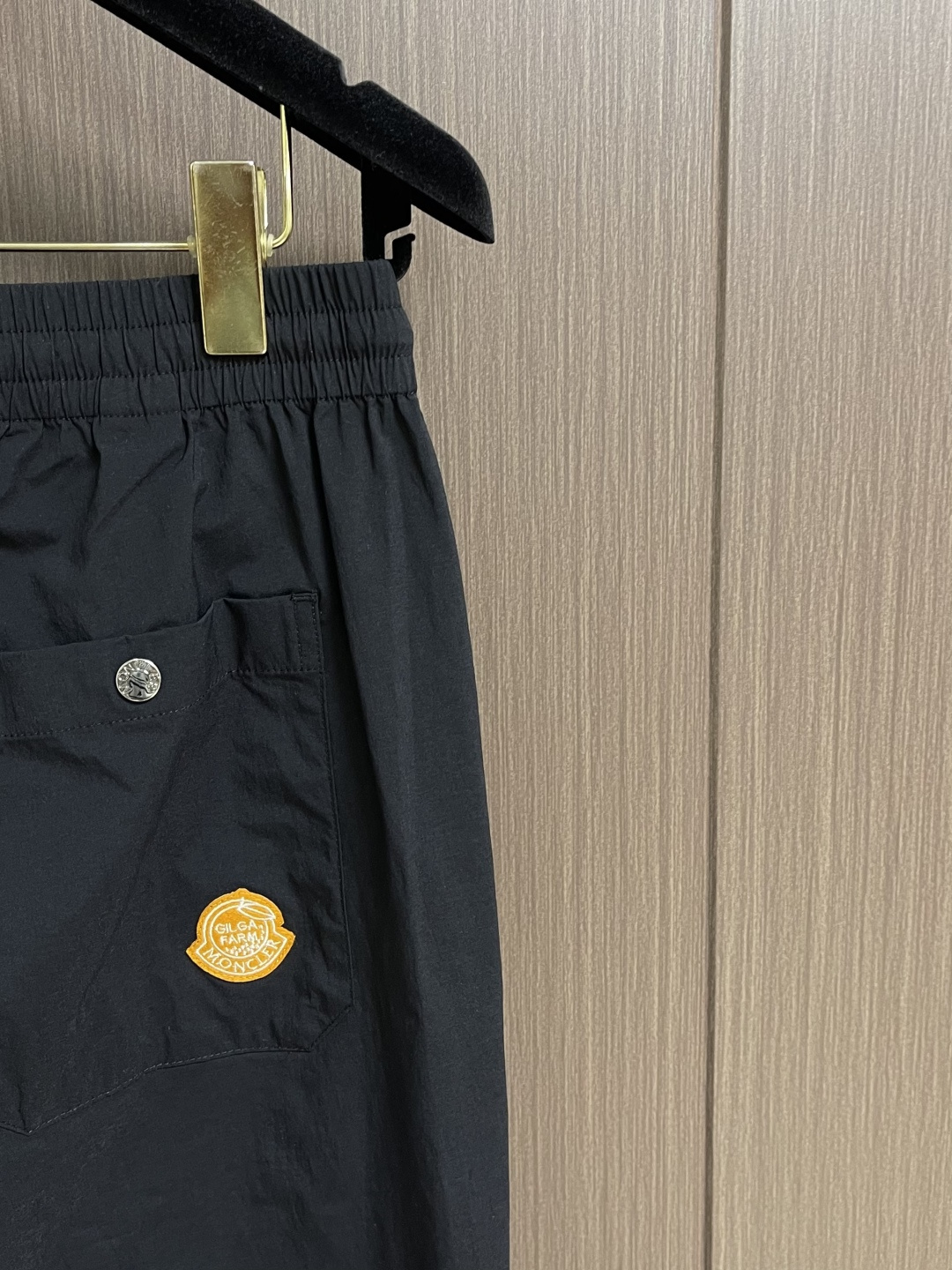 Moncler 2026SS春夏薄款松紧腰直筒休闲裤！经典实穿的款式 后口袋标志点缀设计 红白蓝抽绳与五