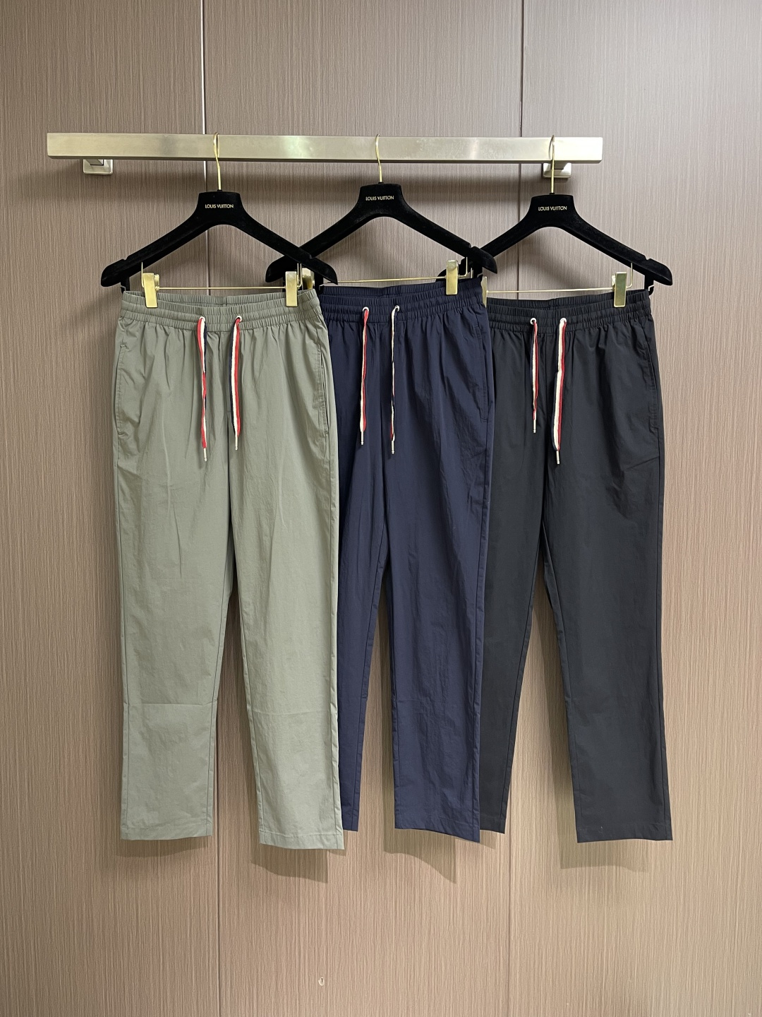 Moncler 2026SS春夏薄款松紧腰直筒休闲裤！经典实穿的款式 后口袋标志点缀设计 红白蓝抽绳与五