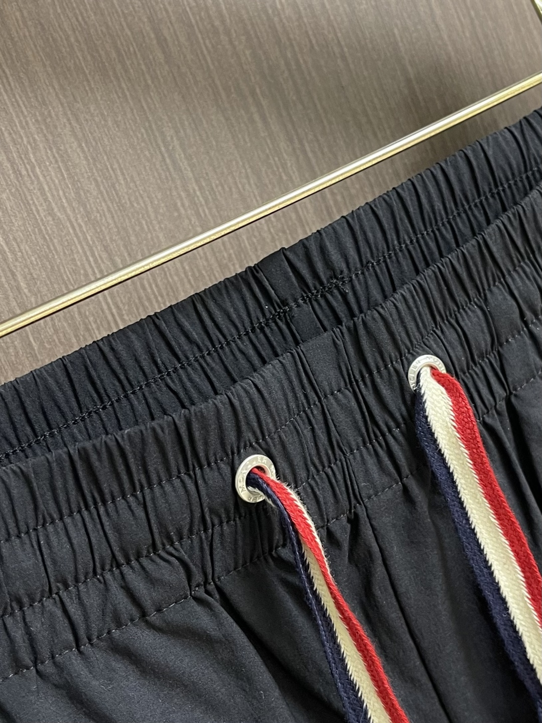 Moncler 2026SS春夏薄款松紧腰直筒休闲裤！经典实穿的款式 后口袋标志点缀设计 红白蓝抽绳与五