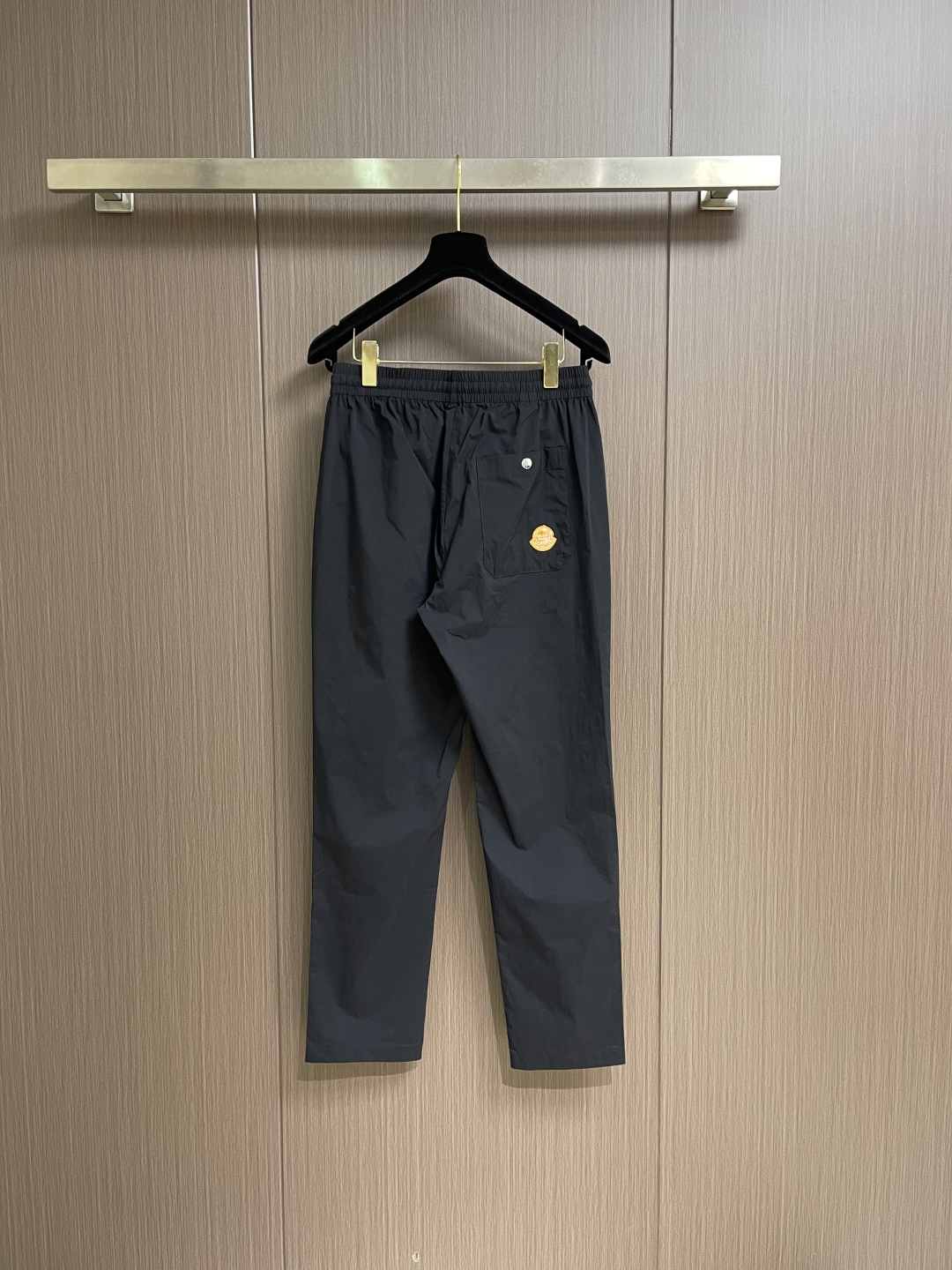 Moncler 2026SS春夏薄款松紧腰直筒休闲裤！经典实穿的款式 后口袋标志点缀设计 红白蓝抽绳与五