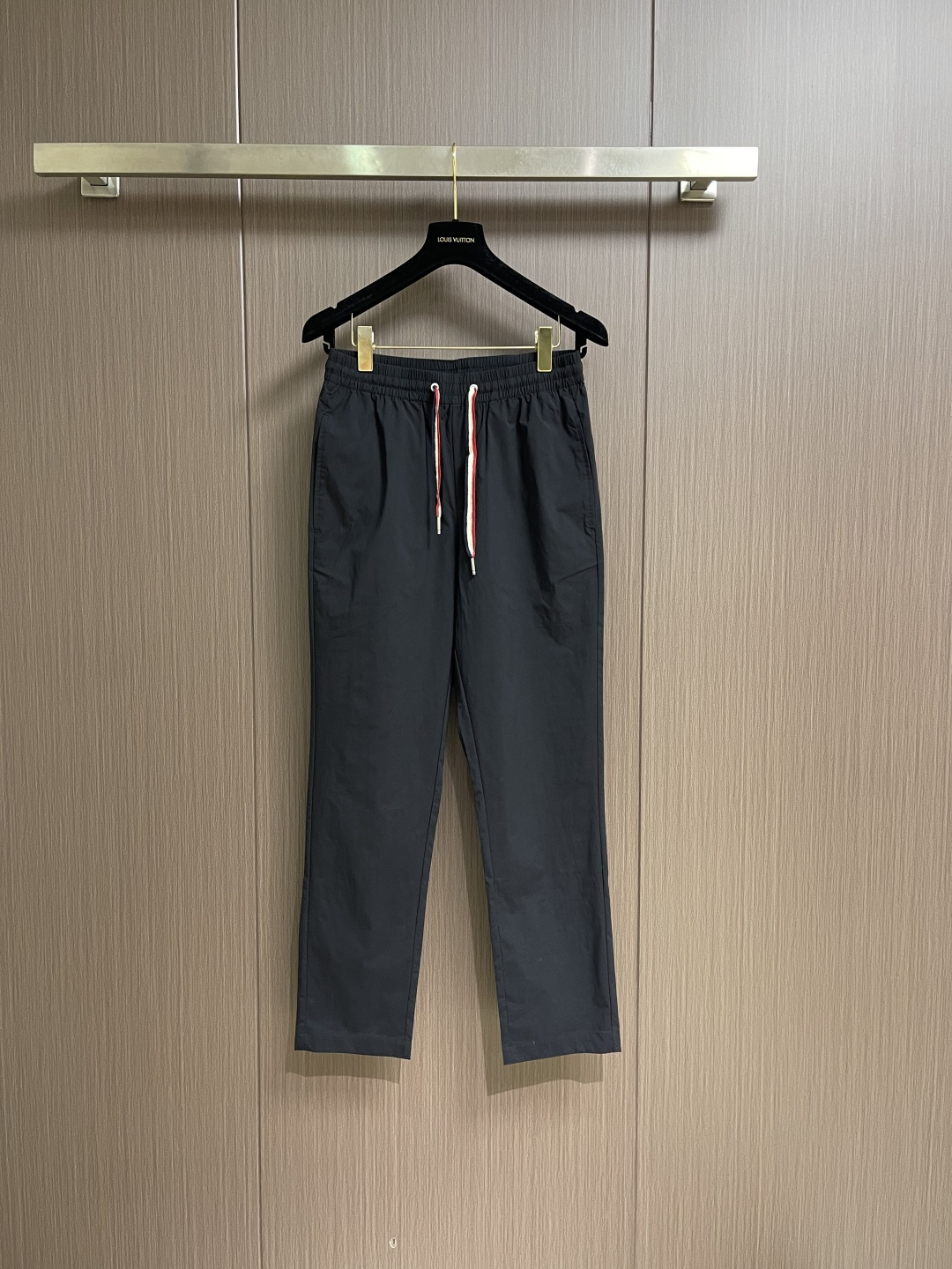 Moncler 2026SS春夏薄款松紧腰直筒休闲裤！经典实穿的款式 后口袋标志点缀设计 红白蓝抽绳与五