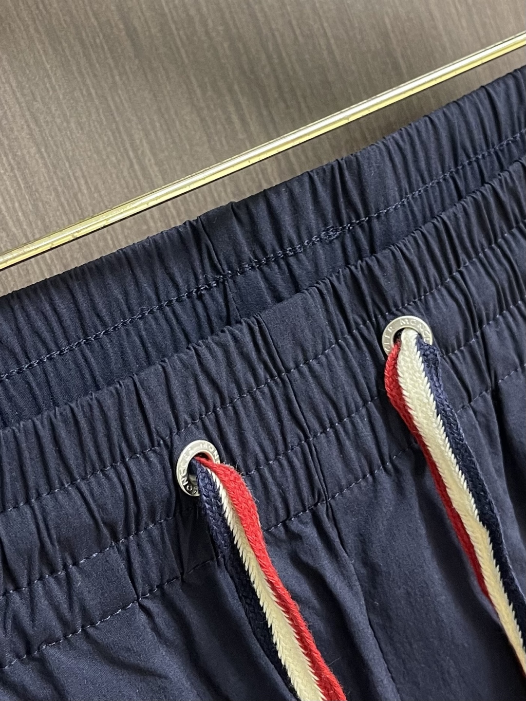 Moncler 2026SS春夏薄款松紧腰直筒休闲裤！经典实穿的款式 后口袋标志点缀设计 红白蓝抽绳与五