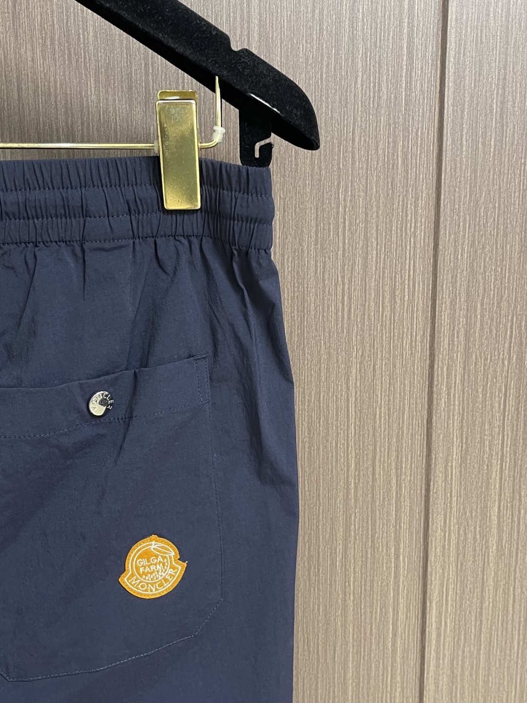 Moncler 2026SS春夏薄款松紧腰直筒休闲裤！经典实穿的款式 后口袋标志点缀设计 红白蓝抽绳与五