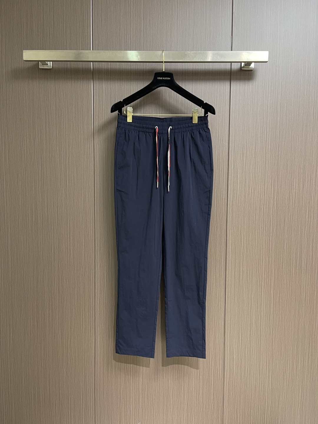 Moncler 2026SS春夏薄款松紧腰直筒休闲裤！经典实穿的款式 后口袋标志点缀设计 红白蓝抽绳与五