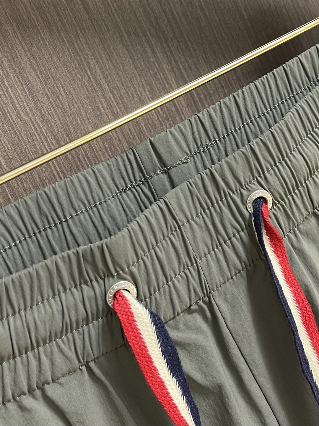 Moncler 2026SS春夏薄款松紧腰直筒休闲裤！经典实穿的款式 后口袋标志点缀设计 红白蓝抽绳与五