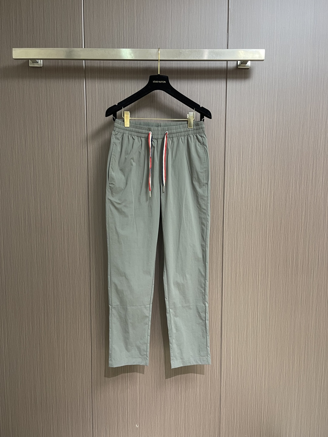 NO:745951,Moncler 2026SS spring and summer thin elastic waist straight casual pants!  Classic and practical style, back pocket logo embellishment design, red, white and blue drawstrings and hardware accessories are very detailed, easy to put on and take off elastic waist drawstrings, pockets on both sides, slightly loose tailoring; casual and fashionable, the fabric is made of blended materials, the upper body is comfortable and breathable, easy to care for and has a good sense of stiffness, the overall design is full of vigorous youthful vitality. Size M-3XL,,19860909Moncler 2026SS春夏薄款松紧腰直筒休闲裤！经典实穿的款式 后口袋标志点缀设计 红白蓝抽绳与五金辅料很有细节感 穿脱方便的松紧腰抽绳 两侧插袋 版型采用略微宽松的剪裁；随意时尚,面料采用混纺材质,上身舒适透气,易打理的同时又有很好的挺括感,整体的设计充满了蓬勃的年轻活力.尺码M-3XL,,,Men's clothing