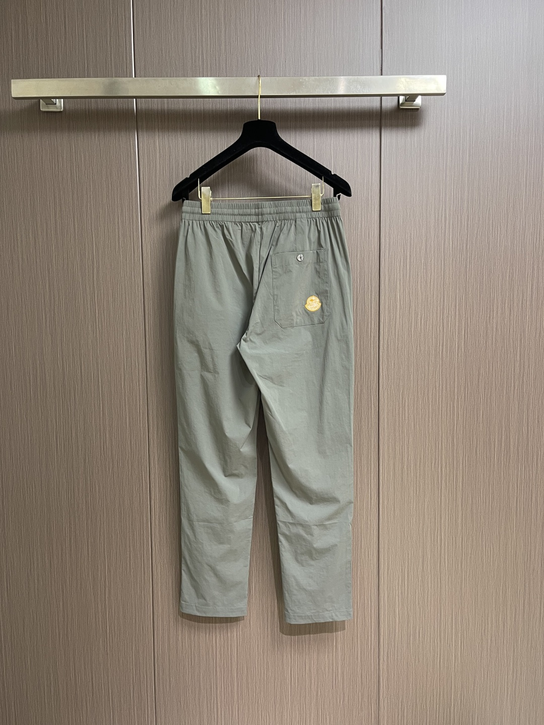 Moncler 2026SS春夏薄款松紧腰直筒休闲裤！经典实穿的款式 后口袋标志点缀设计 红白蓝抽绳与五