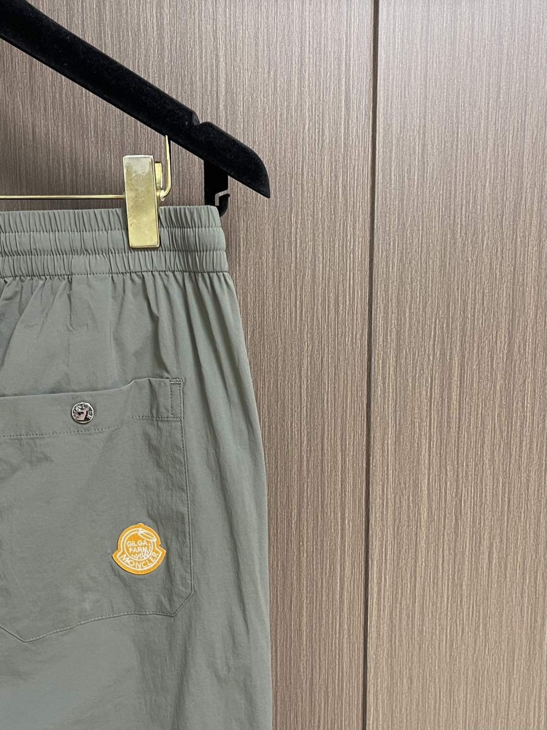 Moncler 2026SS春夏薄款松紧腰直筒休闲裤！经典实穿的款式 后口袋标志点缀设计 红白蓝抽绳与五