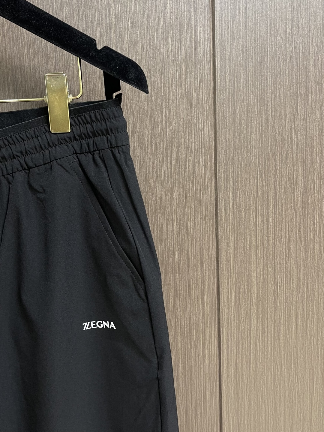 Ermenegildo Zegna 杰尼亚 男士休闲休闲裤，采用客供弹力面料，用料柔软舒适，非常舒适，原