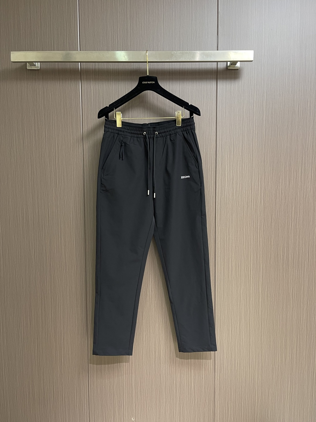 Ermenegildo Zegna 杰尼亚 男士休闲休闲裤，采用客供弹力面料，用料柔软舒适，非常舒适，原