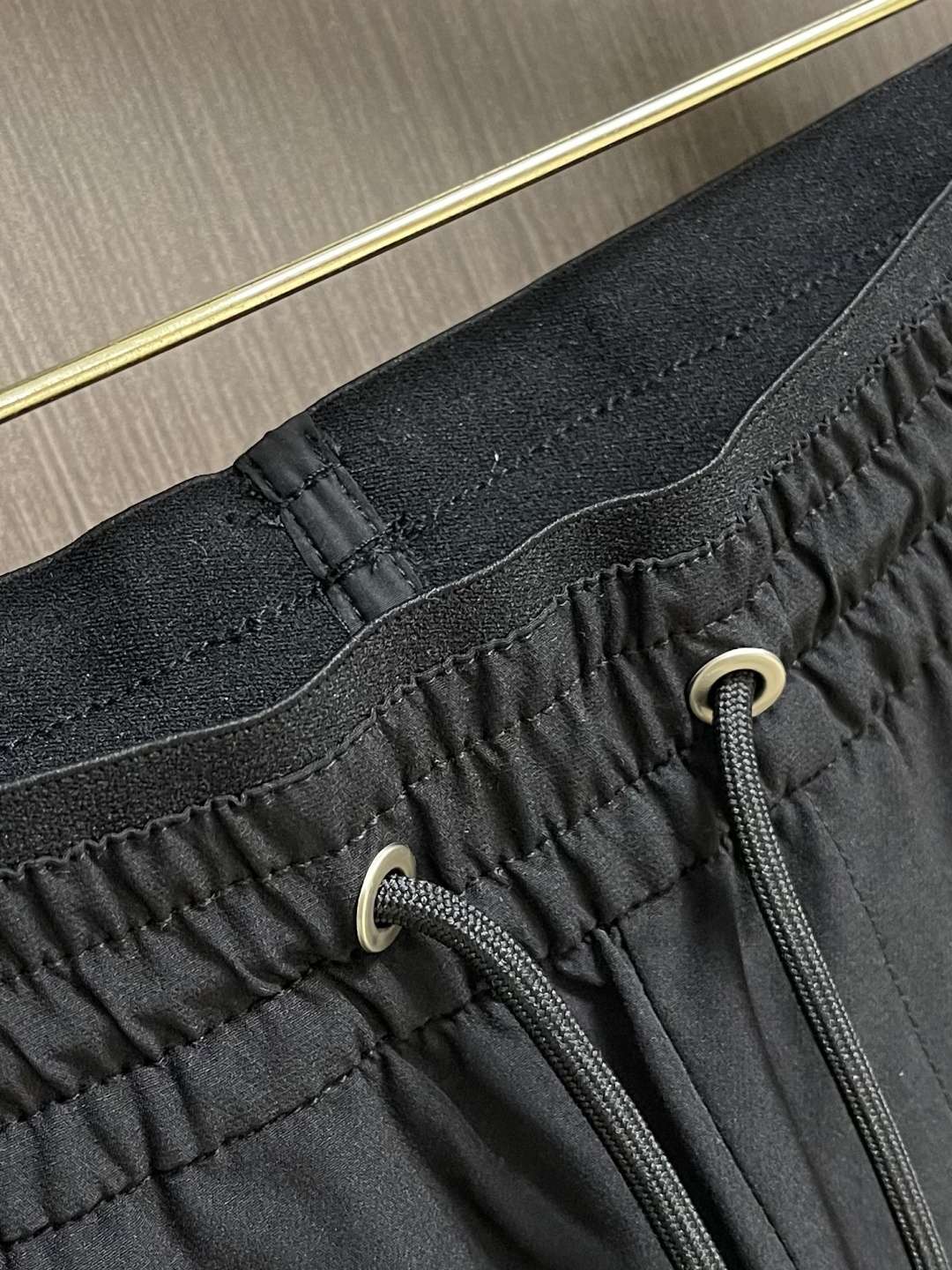 Ermenegildo Zegna 杰尼亚 男士休闲休闲裤，采用客供弹力面料，用料柔软舒适，非常舒适，原