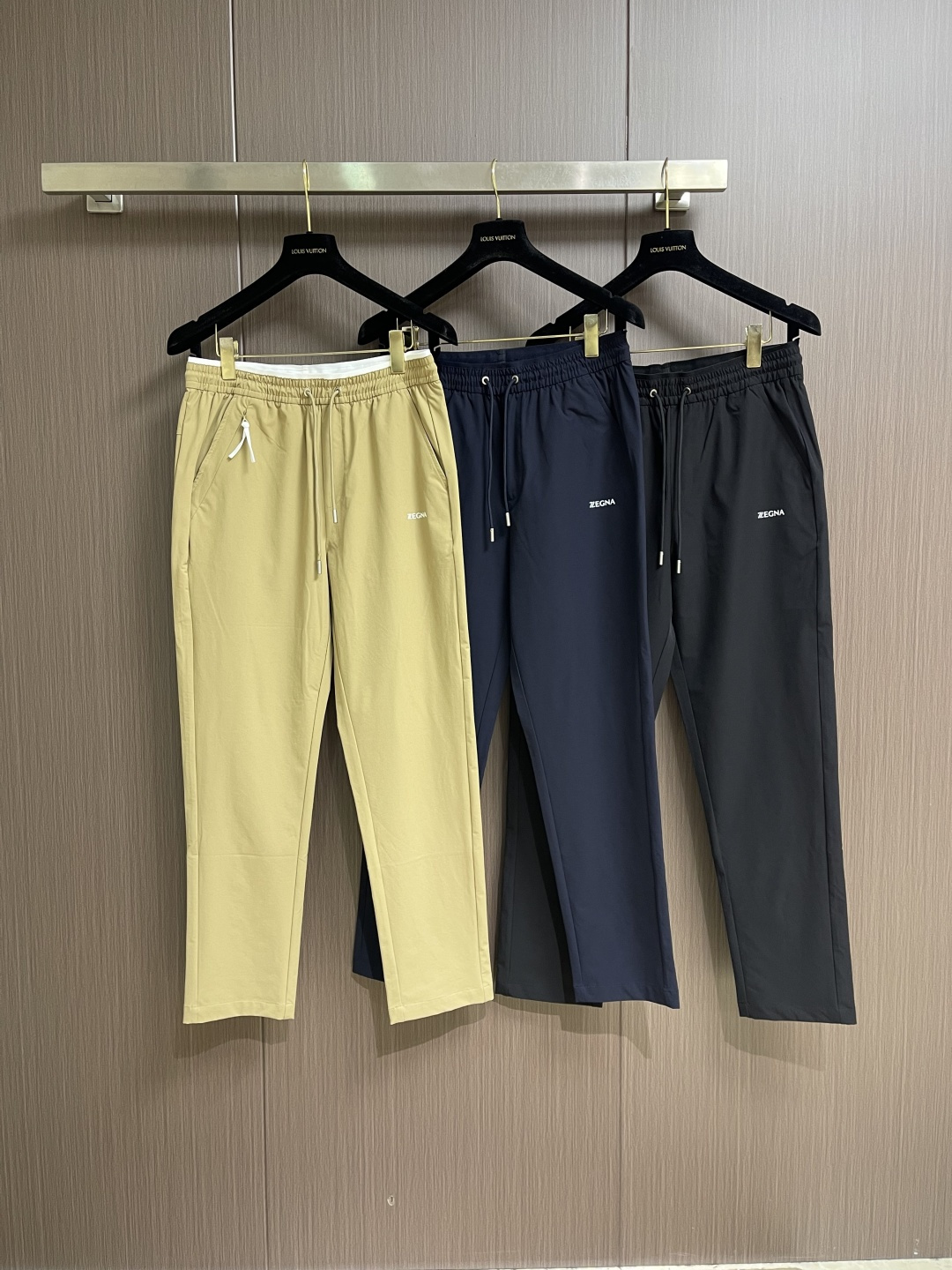 Ermenegildo Zegna 杰尼亚 男士休闲休闲裤，采用客供弹力面料，用料柔软舒适，非常舒适，原