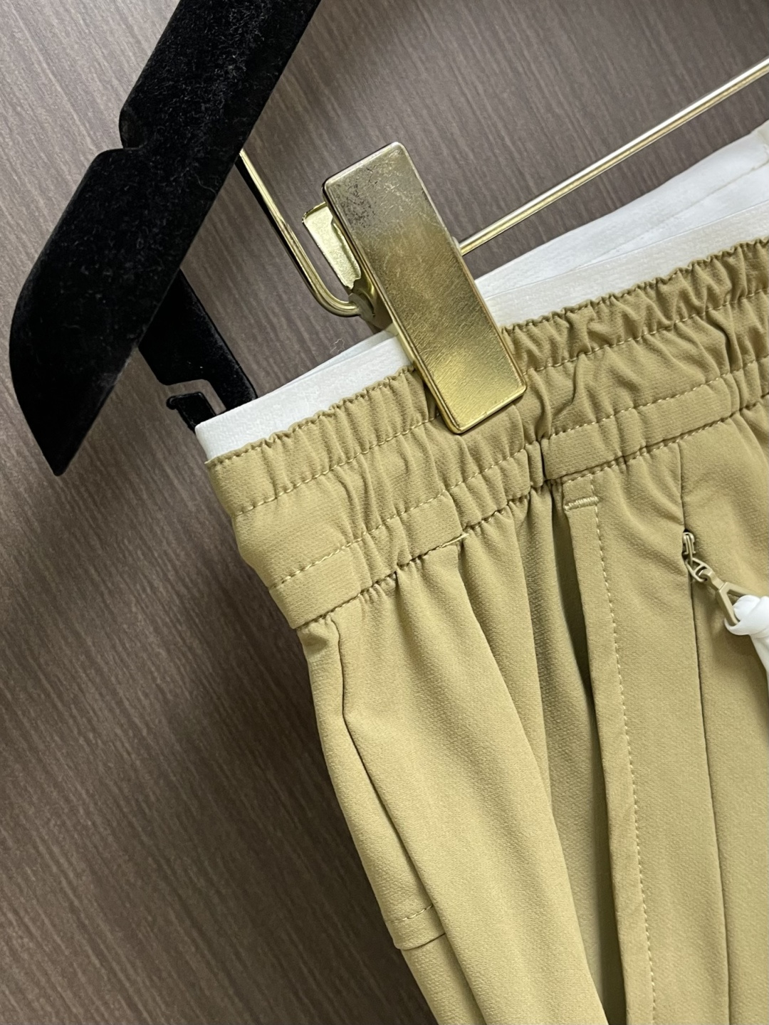 Ermenegildo Zegna 杰尼亚 男士休闲休闲裤，采用客供弹力面料，用料柔软舒适，非常舒适，原