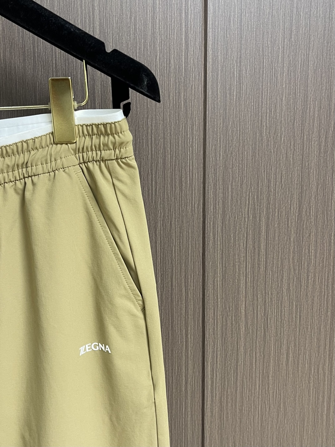 Ermenegildo Zegna 杰尼亚 男士休闲休闲裤，采用客供弹力面料，用料柔软舒适，非常舒适，原