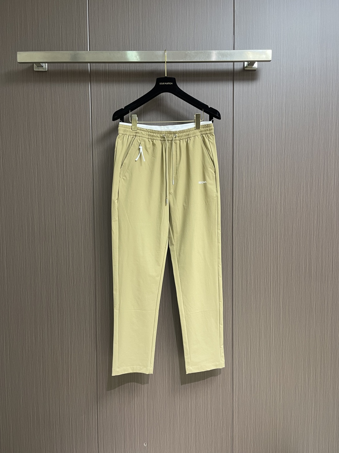 Ermenegildo Zegna 杰尼亚 男士休闲休闲裤，采用客供弹力面料，用料柔软舒适，非常舒适，原