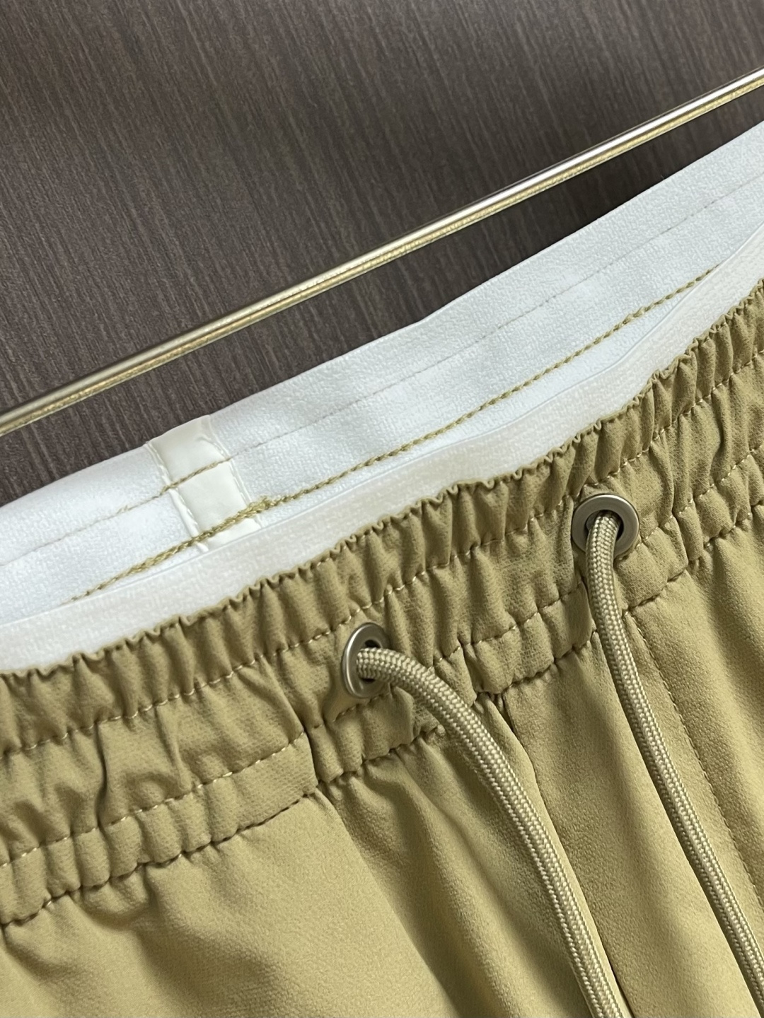 Ermenegildo Zegna 杰尼亚 男士休闲休闲裤，采用客供弹力面料，用料柔软舒适，非常舒适，原