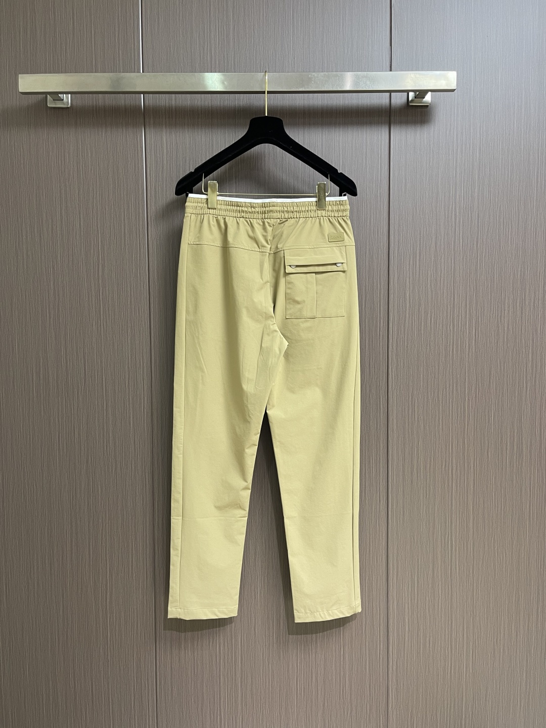 Ermenegildo Zegna 杰尼亚 男士休闲休闲裤，采用客供弹力面料，用料柔软舒适，非常舒适，原