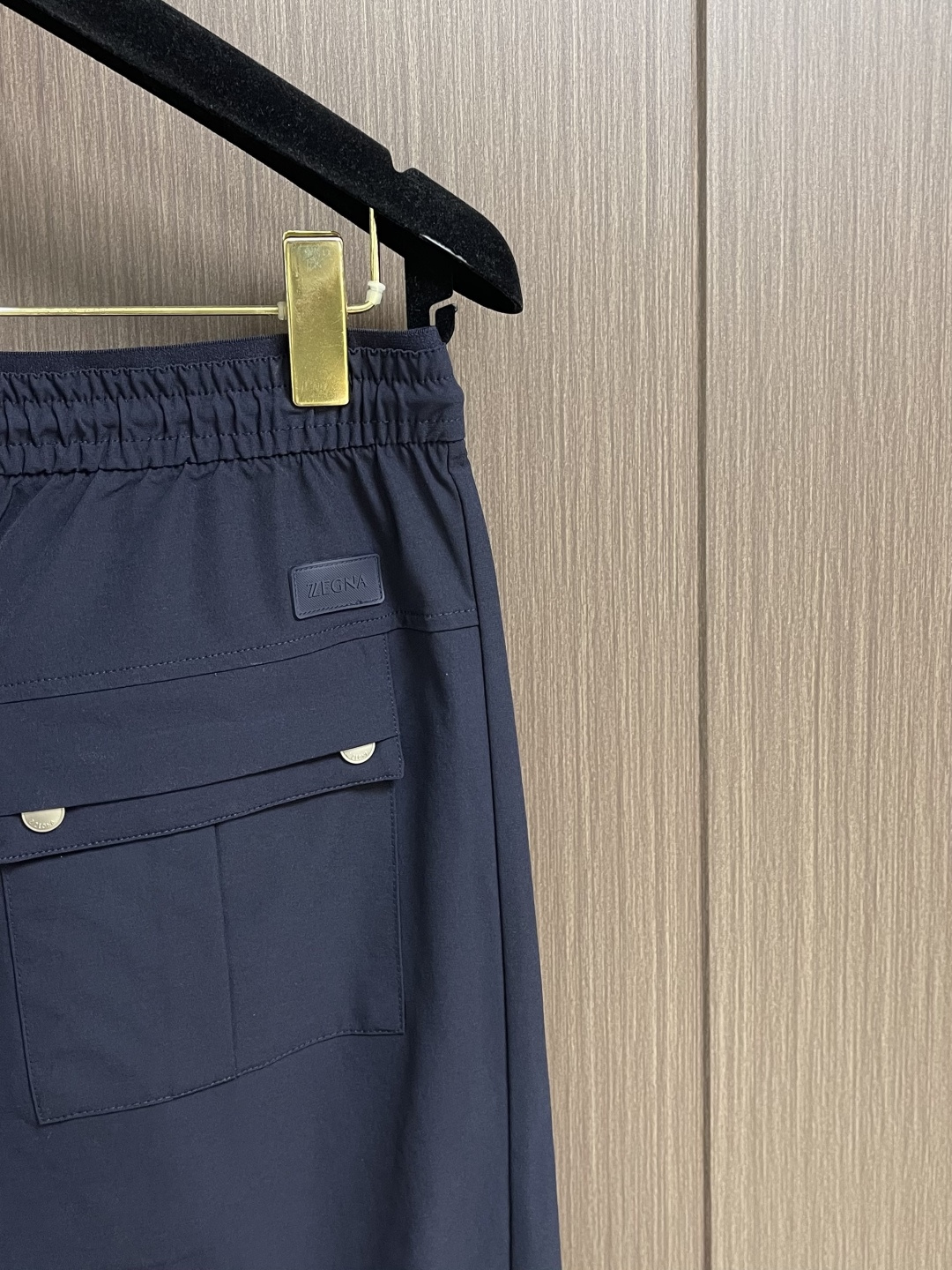 Ermenegildo Zegna 杰尼亚 男士休闲休闲裤，采用客供弹力面料，用料柔软舒适，非常舒适，原