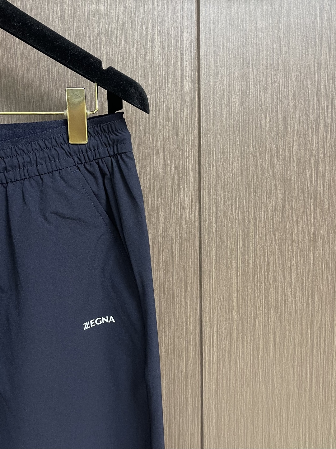 Ermenegildo Zegna 杰尼亚 男士休闲休闲裤，采用客供弹力面料，用料柔软舒适，非常舒适，原