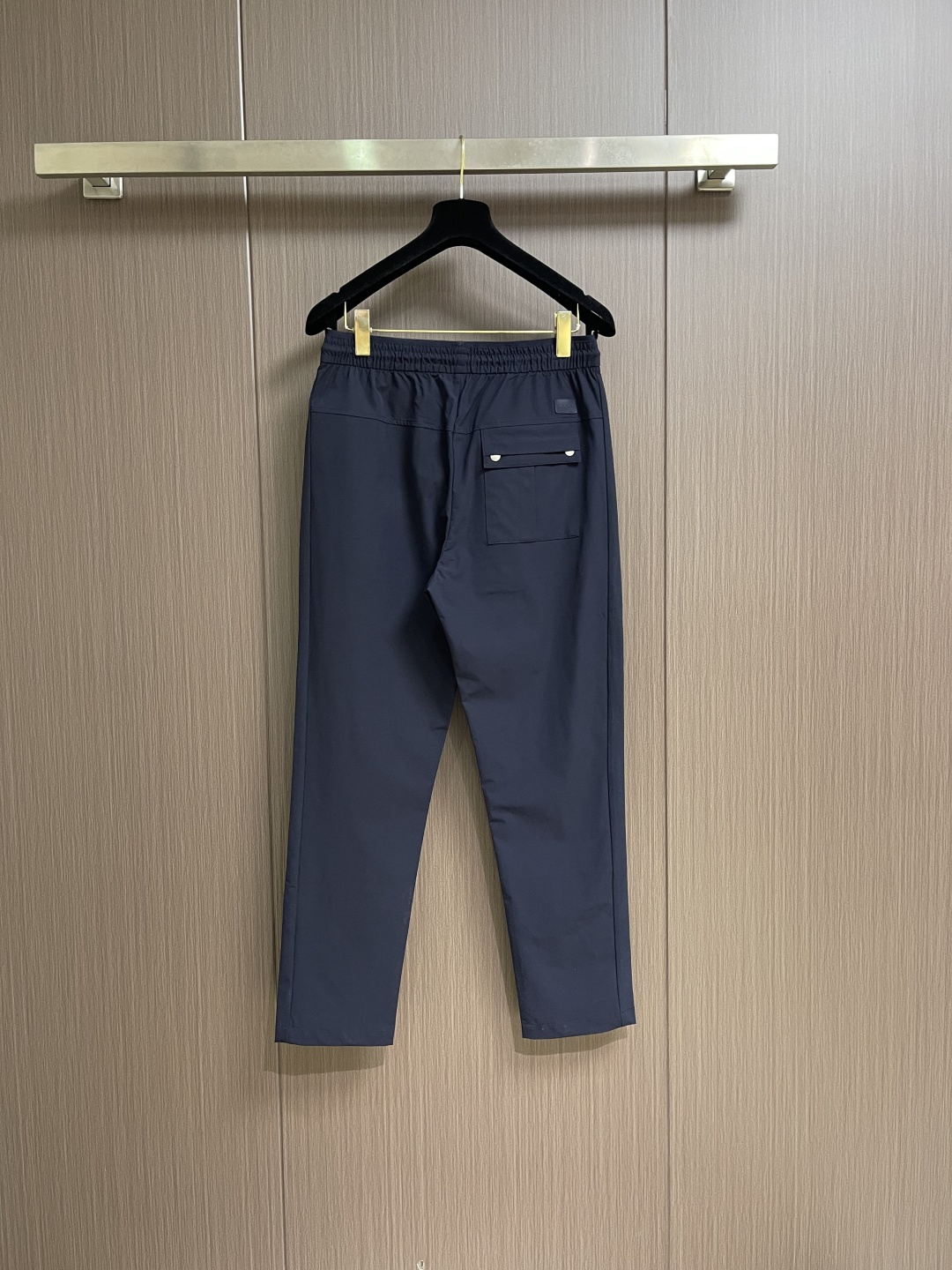 Ermenegildo Zegna 杰尼亚 男士休闲休闲裤，采用客供弹力面料，用料柔软舒适，非常舒适，原
