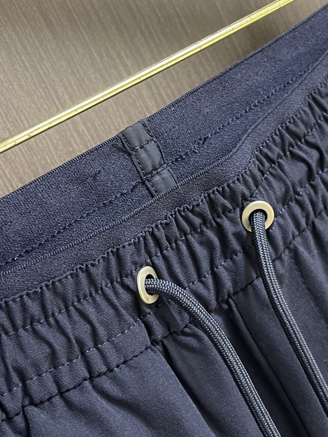 Ermenegildo Zegna 杰尼亚 男士休闲休闲裤，采用客供弹力面料，用料柔软舒适，非常舒适，原
