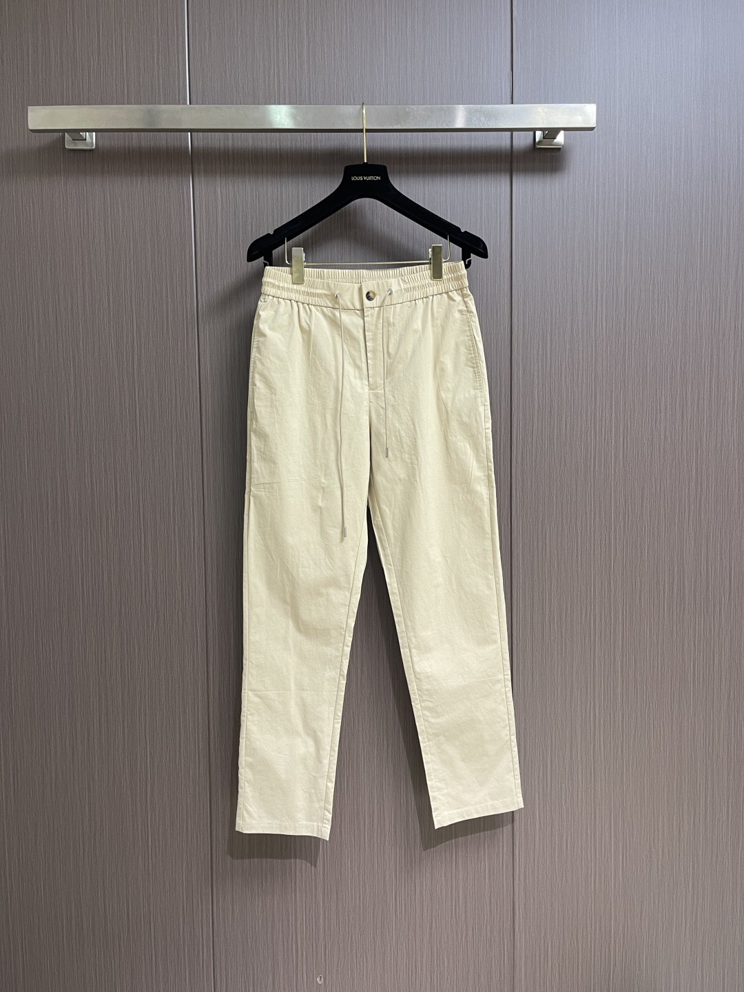 NO:745907,Moncler 2026ss new spring and summer commuter casual trousers, high-end customized fabrics, super good texture, low-key and connotative style, making you comfortable and comfortable. The upper body is very good, breathable and comfortable, master-level tailoring casual trousers. If you like this simple and elegant style, you can’t hesitate. The upper body trousers are so good that you can’t have any friends, and they can be perfectly used in various occasions!  The fit is comfortable and stylish, without any sense of restraint, and the upper body is elegant yet casual. Size M-3XL,,19860909Moncler 2026ss 春夏新品通勤款休闲裤,面料高端定制,质感超好,低调有内涵格调,让你舒适自如 上身非常的赞 透气舒适 大师级别剪裁休闲西裤 喜欢这种简约大气款就不能犹豫,上身裤型好到没朋友,且各种场合都能完美驾驭！版型舒适有型,没有束缚感,上身优雅大气又不失随性的感觉.尺码M-3XL,,,Men's clothing
