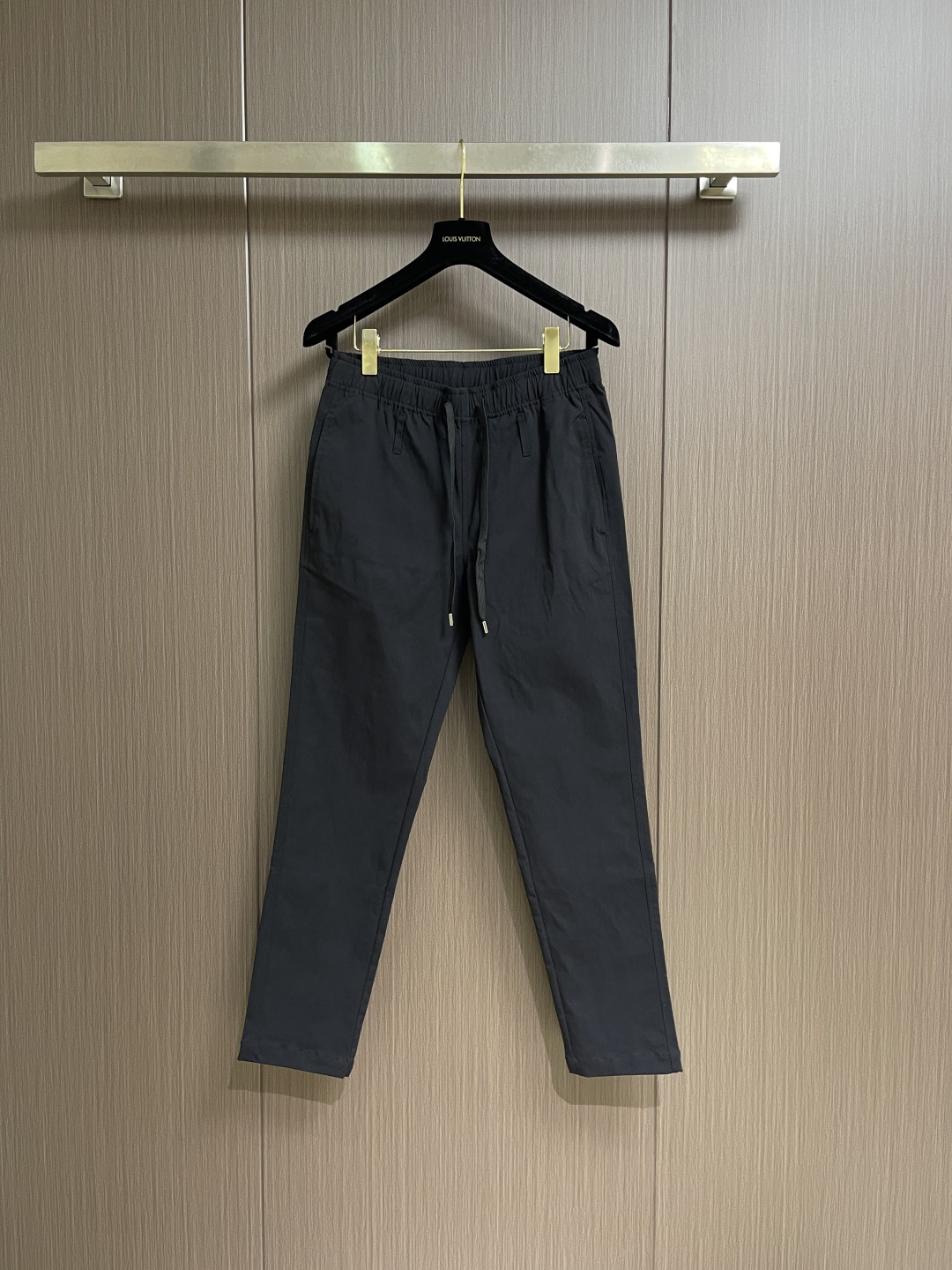 NO:745912,Prada 2026ss sports casual pants, comfortable and breathable fabric, double side pocket design!  A casual pair of daily wear, multi-functional casual pants that follow the trendy line and are imported from all levels. The upper body is comfortable and breathable, the fit is excellent, and it has an elegant clean design!  Must-have item. Sizes M-3XL, prada,19860909Prada 2026ss运动休闲裤,面料舒适透气,双侧插口袋设计！一款日常穿着,兼备多功能休闲裤走了潮范路线全线进口级别,上身舒适透气,版型极好,大气的干净版设计！必备单品.尺码M-3XL,,prada,,Men's clothing