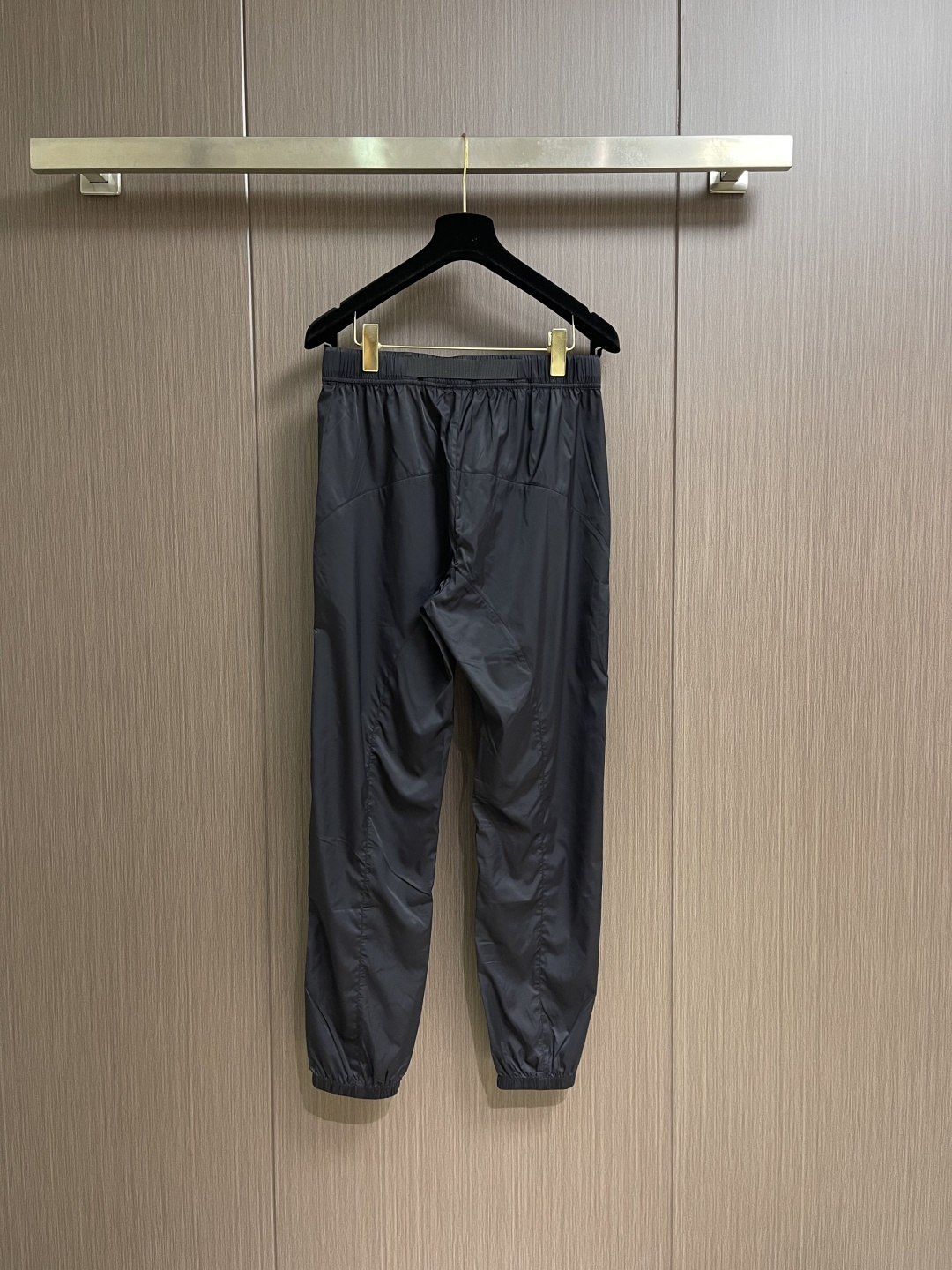 Loro piana LoroPiana 束腿休闲裤 肉眼可见的利落裁剪，直筒修身款裤型！密实齐整走线，