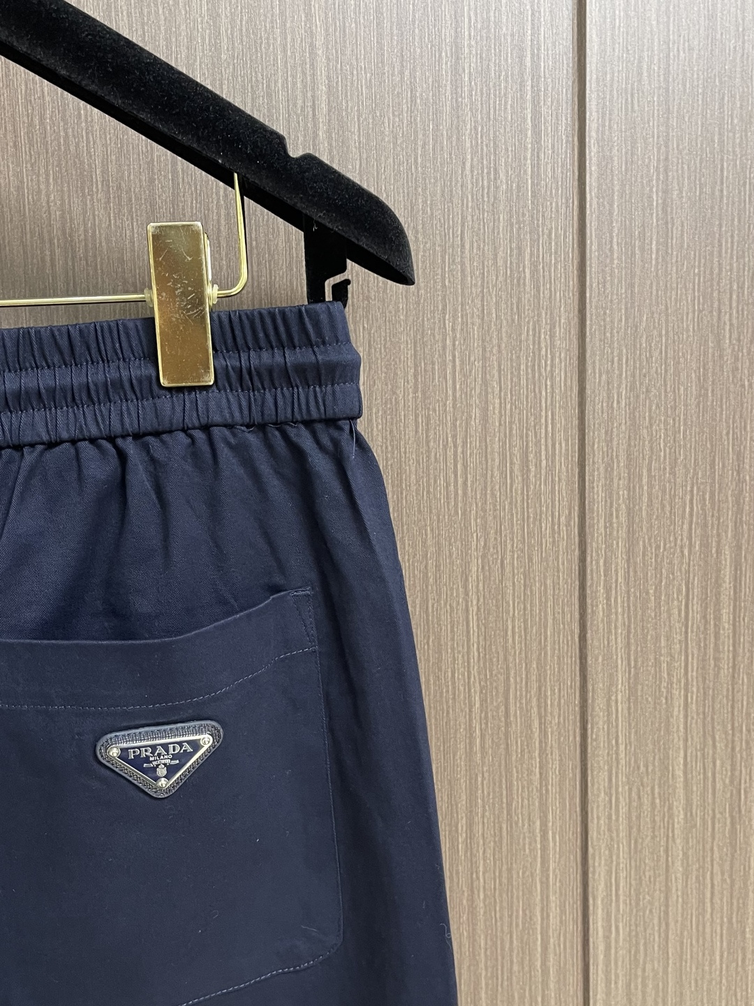 Prada 2026ss运动休闲裤，面料舒适透气，双侧插口袋设计！一款日常穿着，兼备多功能休闲裤走了潮范