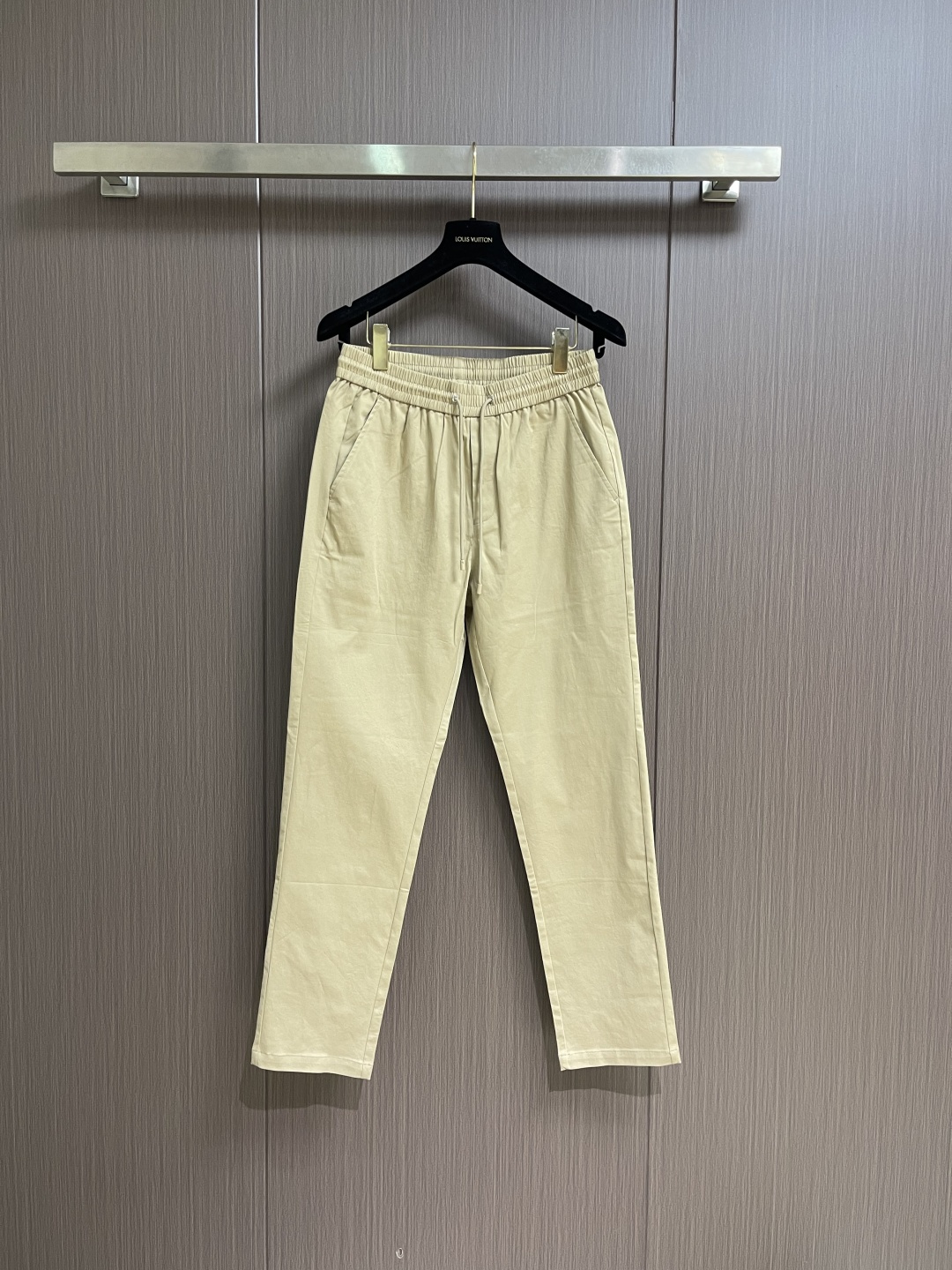 NO:745955,Prada 2026ss sports casual pants, comfortable and breathable fabric, double side pocket design!  A casual pair of daily wear, multi-functional casual pants that follow the trendy line and are imported from all levels. The upper body is comfortable and breathable, the fit is excellent, and it has an elegant clean design!  Must-have item. Sizes M-3XL, prada,19860909Prada 2026ss运动休闲裤,面料舒适透气,双侧插口袋设计！一款日常穿着,兼备多功能休闲裤走了潮范路线全线进口级别,上身舒适透气,版型极好,大气的干净版设计！必备单品.尺码M-3XL,,prada,,Men's clothing