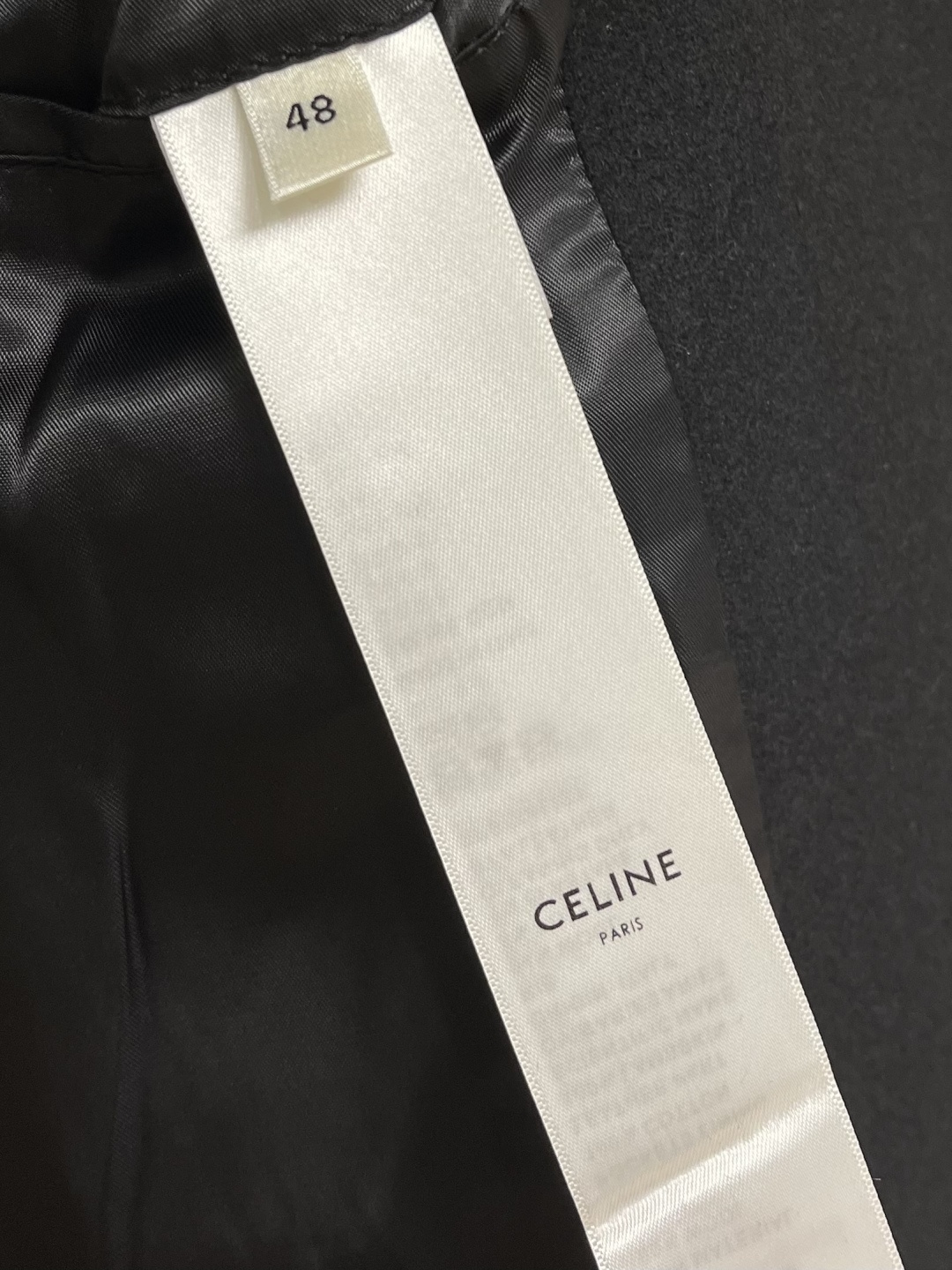 Celine 毛呢皮袖连帽外套，主体采用羊毛混纺面料，经特殊编织工艺打造，质地厚实而不失柔软，呈现细腻的