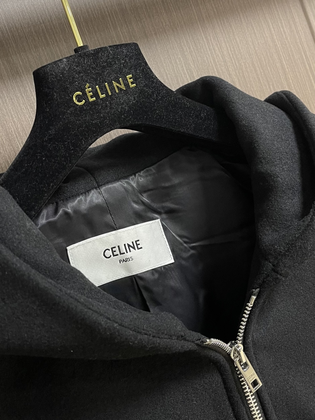 Celine 毛呢皮袖连帽外套，主体采用羊毛混纺面料，经特殊编织工艺打造，质地厚实而不失柔软，呈现细腻的