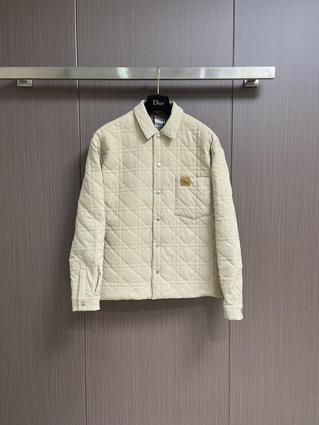 NO:745965,Dior  2026 new early spring cotton jacket, cannage pattern with leather Dr patch. This reinterpretation of the classic design highlights the modern style. It is carefully made of cotton fabric and highlights the fashionable oversized version. The whole body is decorated with the classic same-tone quilted cannage pattern.  Case, chest patch pocket decorated with suede Dr patch, side slits with snap buttons, can be worn open or buttoned, blending traditional and modern styles, can be matched or worn to create a sophisticated fashion look, decorated with tonal quilted cannage pattern suede throughout  Dr patch, metal snaps engraved with Dr logo, chest patch pockets, side snap vents. Sizes S-XL S, shoulder width 50, bust 108, length 68, medium, shoulder width 52, bust 112, length 70, size L, shoulder width 54, bust 116, length 72, XL, shoulder width 56, bust 120, length 74,, dior, jackets & coats, jackets &  coats,19860909Dior 2026早春新款棉质夹克外套,藤格纹搭配皮革Dr补丁,这款重新演绎经典设计,彰显现代风格,采用棉质面料精心制作,突显时尚超大版型,通体饰以经典的同色调绗缝藤格纹图案,胸前贴袋饰以绒面革Dr补丁,侧面开衩设计搭配按扣,可敞开或扣上穿着,将传统与现代风格融为一体,可搭配或,打造精致的时尚造型,通体饰以同色调绗缝藤格纹图案绒面革 Dr补丁,镌刻有Dr标志的金属按扣,胸前贴袋,侧面按扣开衩.尺码S-XL  S码肩宽50 胸围108 衣长68 M码 肩宽52 胸围112衣长70 L码肩宽54 胸围116衣长72 XL码 肩宽56 胸围120衣长74,,dior,jackets & coats,jackets & coats,,Men's clothing