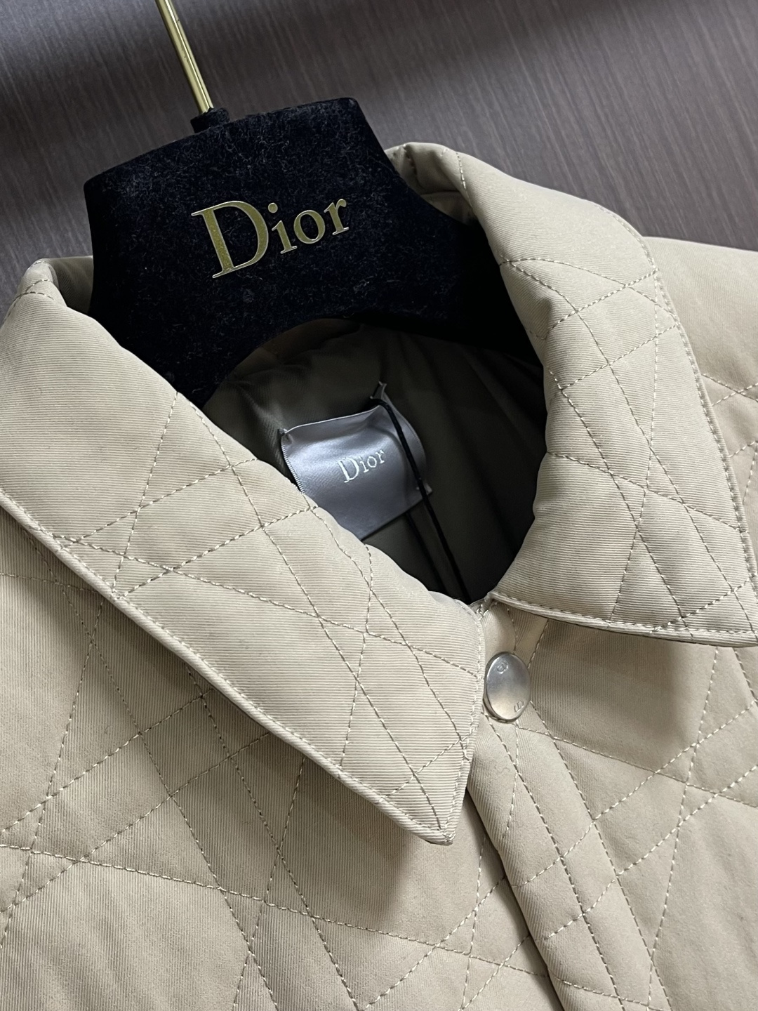 Dior 2026早春新款棉质夹克外套，藤格纹搭配皮革Dr补丁，这款重新演绎经典设计，彰显现代风格，采用