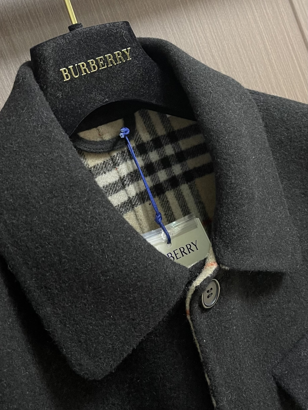 Burberry 羊毛外套式衬衫，精选双面羊毛混纺面料，以高密度织法呈现细腻肌理。羊毛天然的保暖性与透气