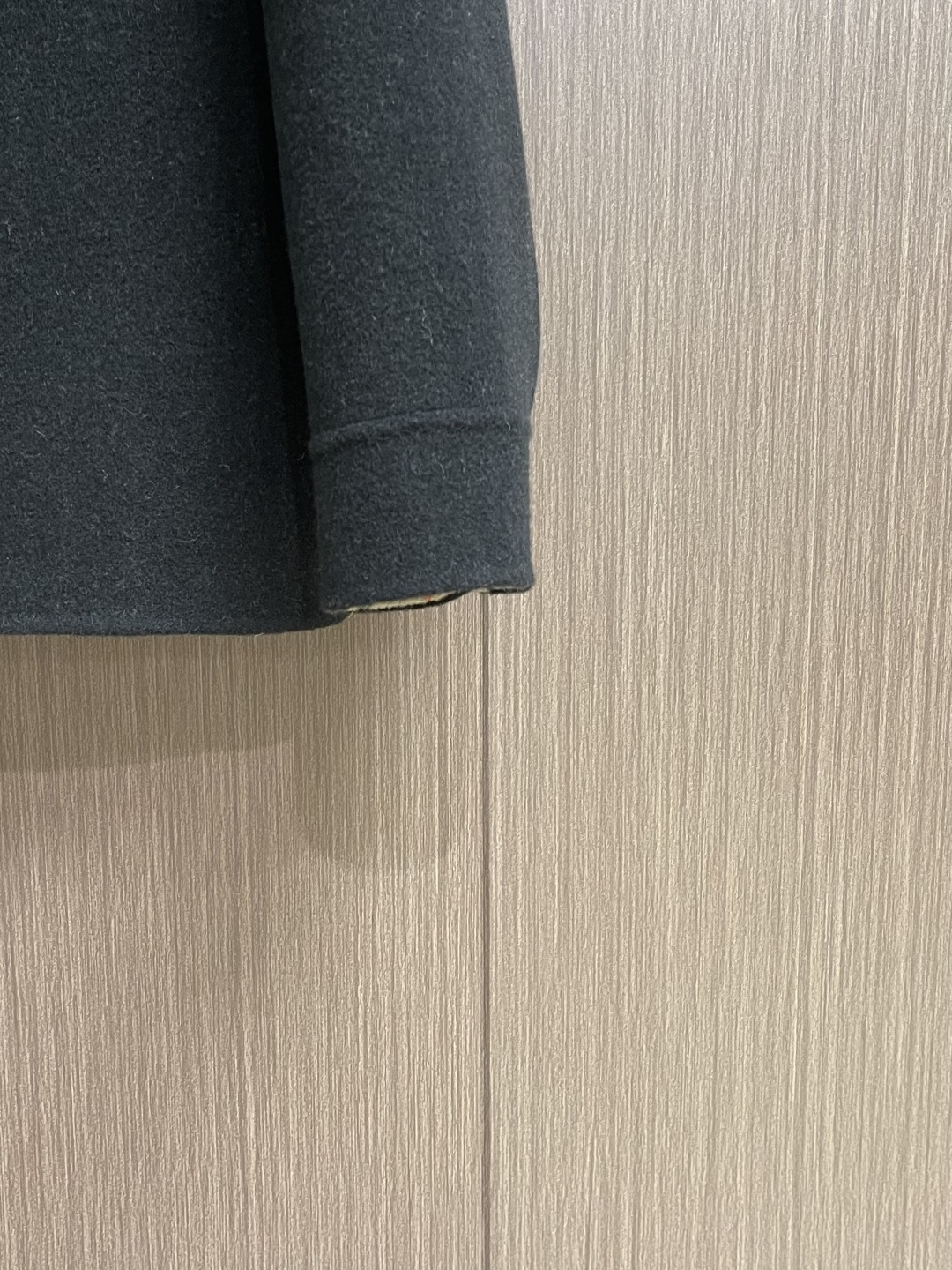 Burberry 羊毛外套式衬衫，精选双面羊毛混纺面料，以高密度织法呈现细腻肌理。羊毛天然的保暖性与透气