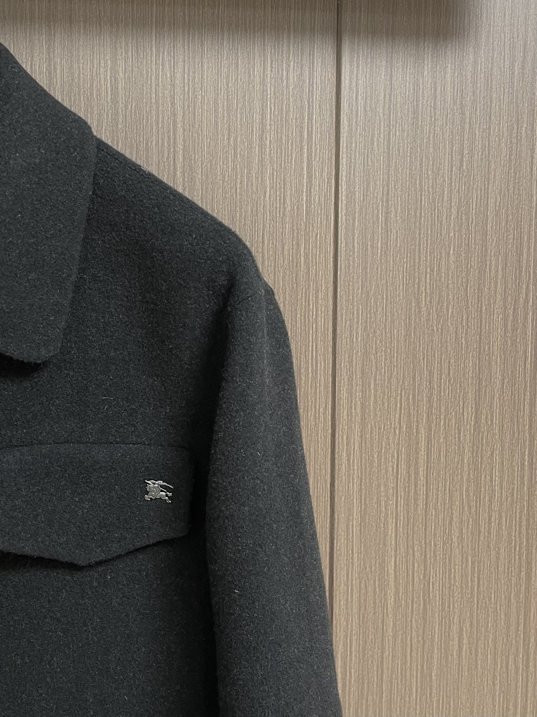 Burberry 羊毛外套式衬衫，精选双面羊毛混纺面料，以高密度织法呈现细腻肌理。羊毛天然的保暖性与透气
