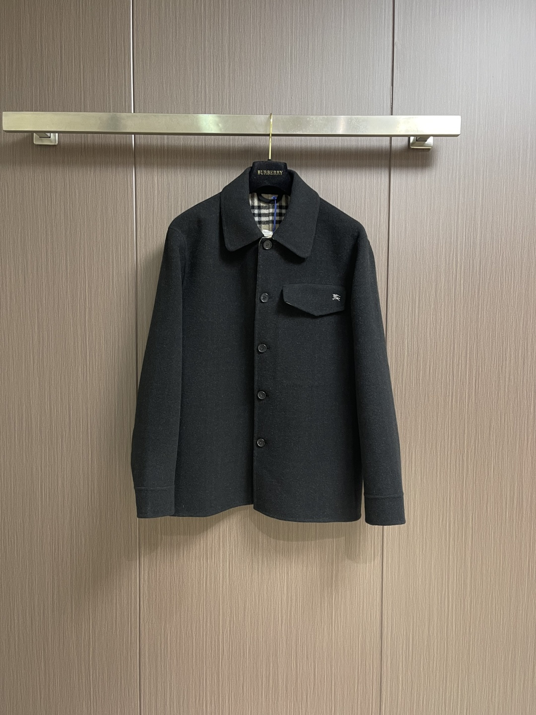 Burberry 羊毛外套式衬衫，精选双面羊毛混纺面料，以高密度织法呈现细腻肌理。羊毛天然的保暖性与透气