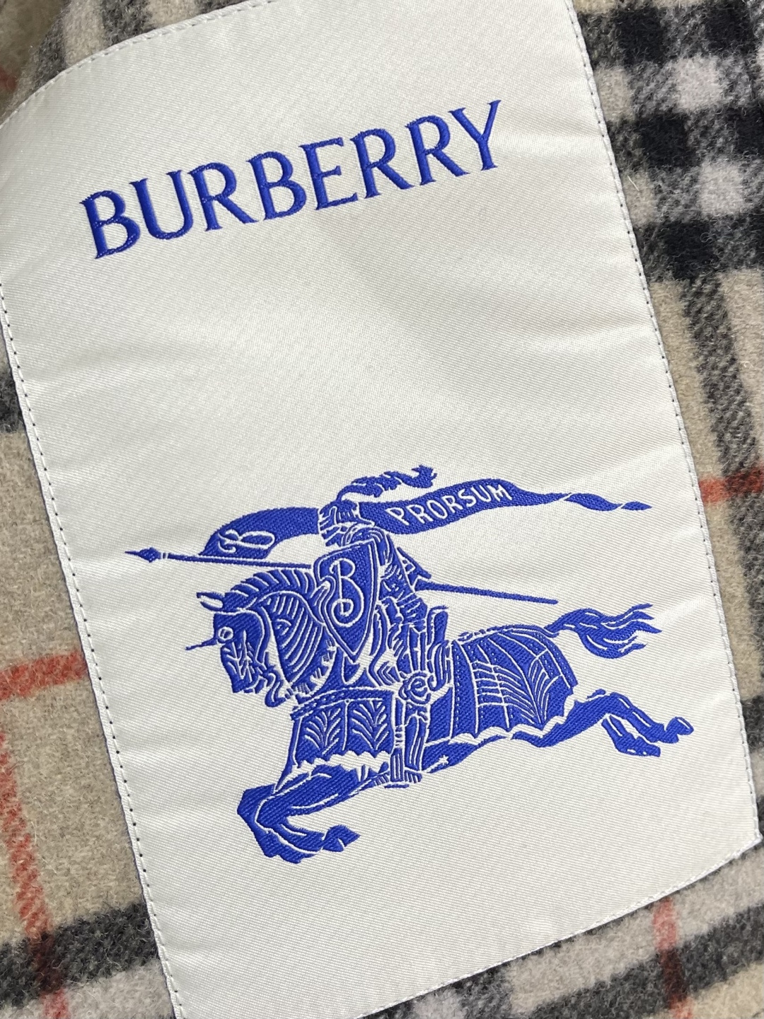 Burberry 羊毛外套式衬衫，精选双面羊毛混纺面料，以高密度织法呈现细腻肌理。羊毛天然的保暖性与透气