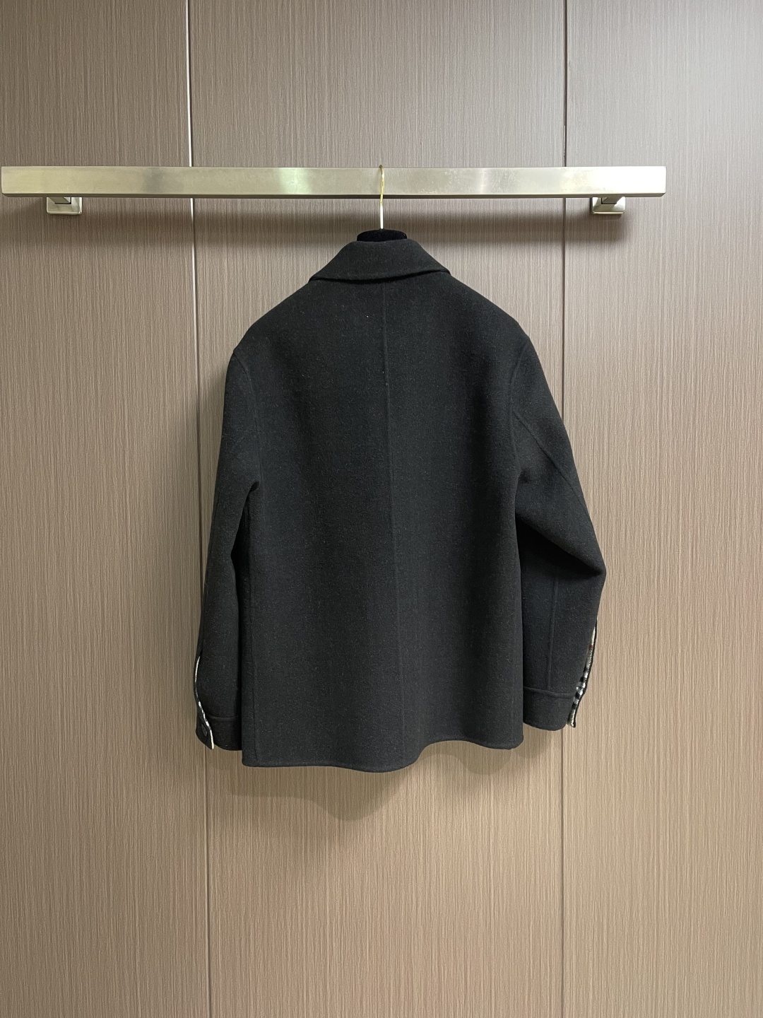 Burberry 羊毛外套式衬衫，精选双面羊毛混纺面料，以高密度织法呈现细腻肌理。羊毛天然的保暖性与透气