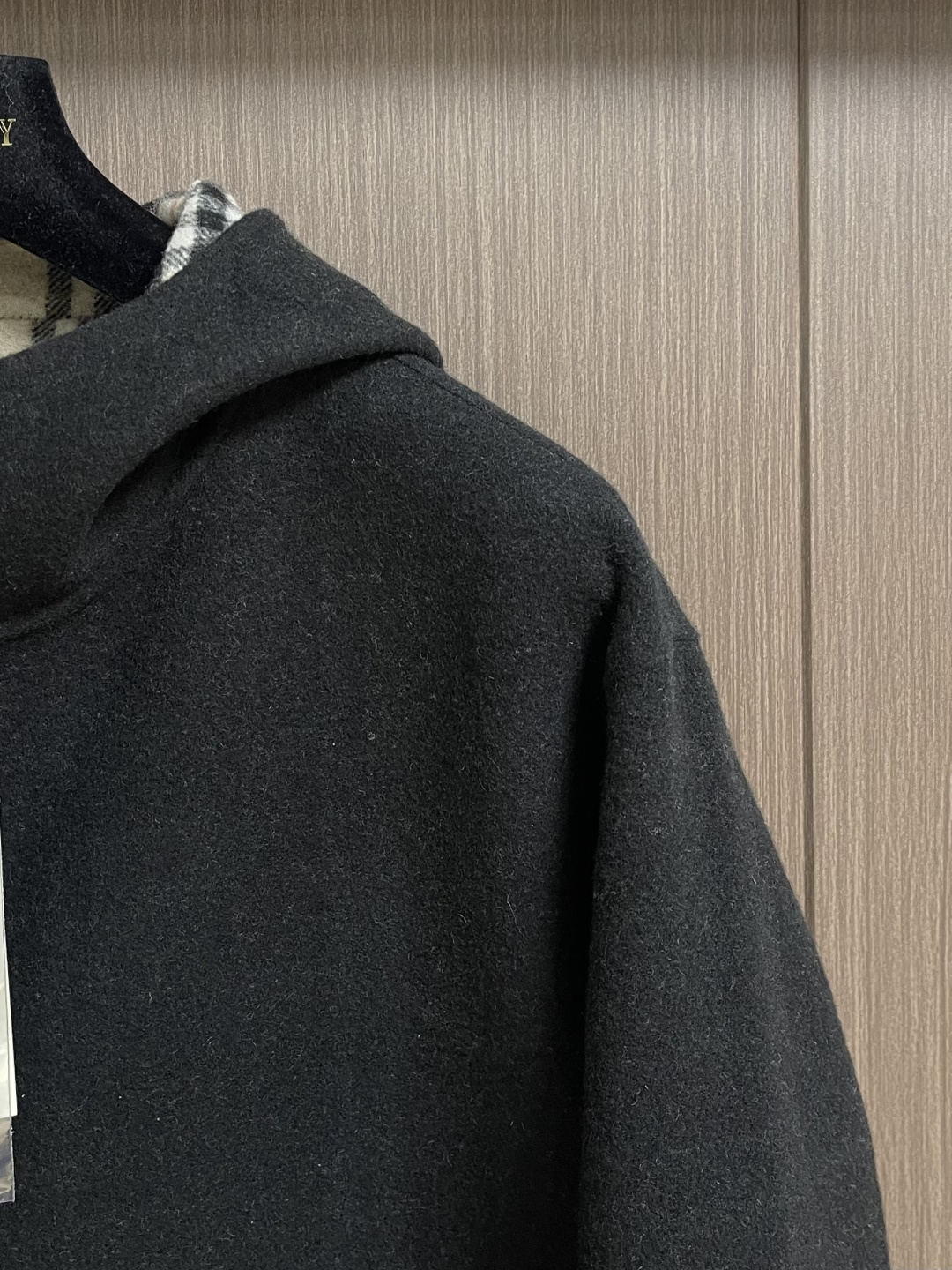 Burberry 双面两穿羊毛连帽外套，精选双面羊毛斜纹面料，通过独特的拉绒工艺处理，使表层呈现细腻丰盈