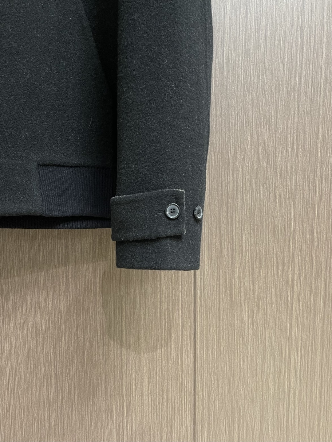Burberry 双面两穿羊毛连帽外套，精选双面羊毛斜纹面料，通过独特的拉绒工艺处理，使表层呈现细腻丰盈