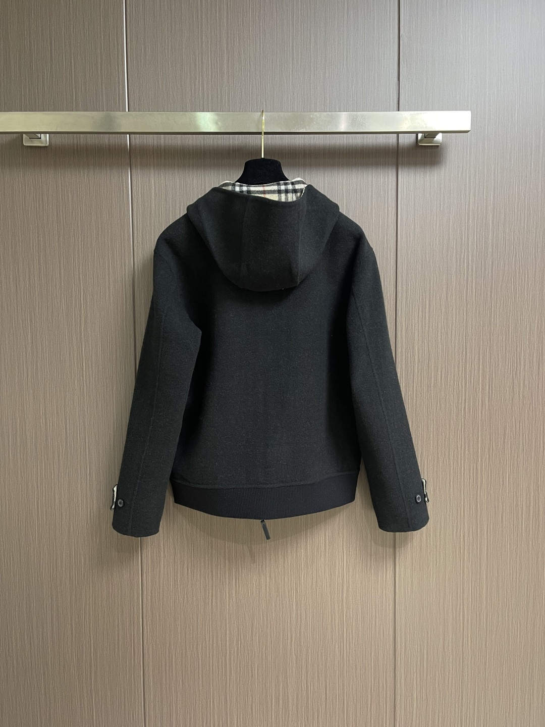Burberry 双面两穿羊毛连帽外套，精选双面羊毛斜纹面料，通过独特的拉绒工艺处理，使表层呈现细腻丰盈
