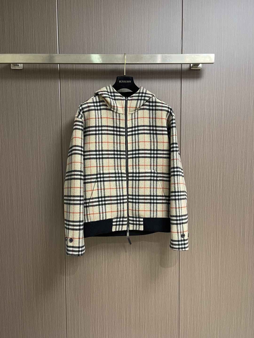 Burberry 双面两穿羊毛连帽外套，精选双面羊毛斜纹面料，通过独特的拉绒工艺处理，使表层呈现细腻丰盈
