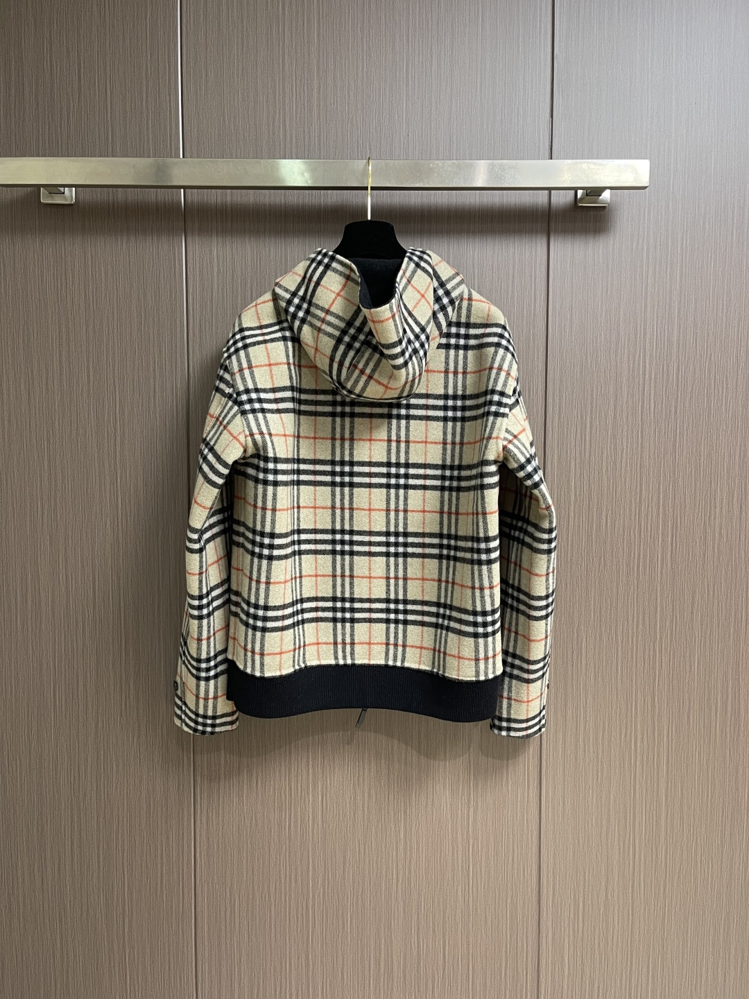 Burberry 双面两穿羊毛连帽外套，精选双面羊毛斜纹面料，通过独特的拉绒工艺处理，使表层呈现细腻丰盈