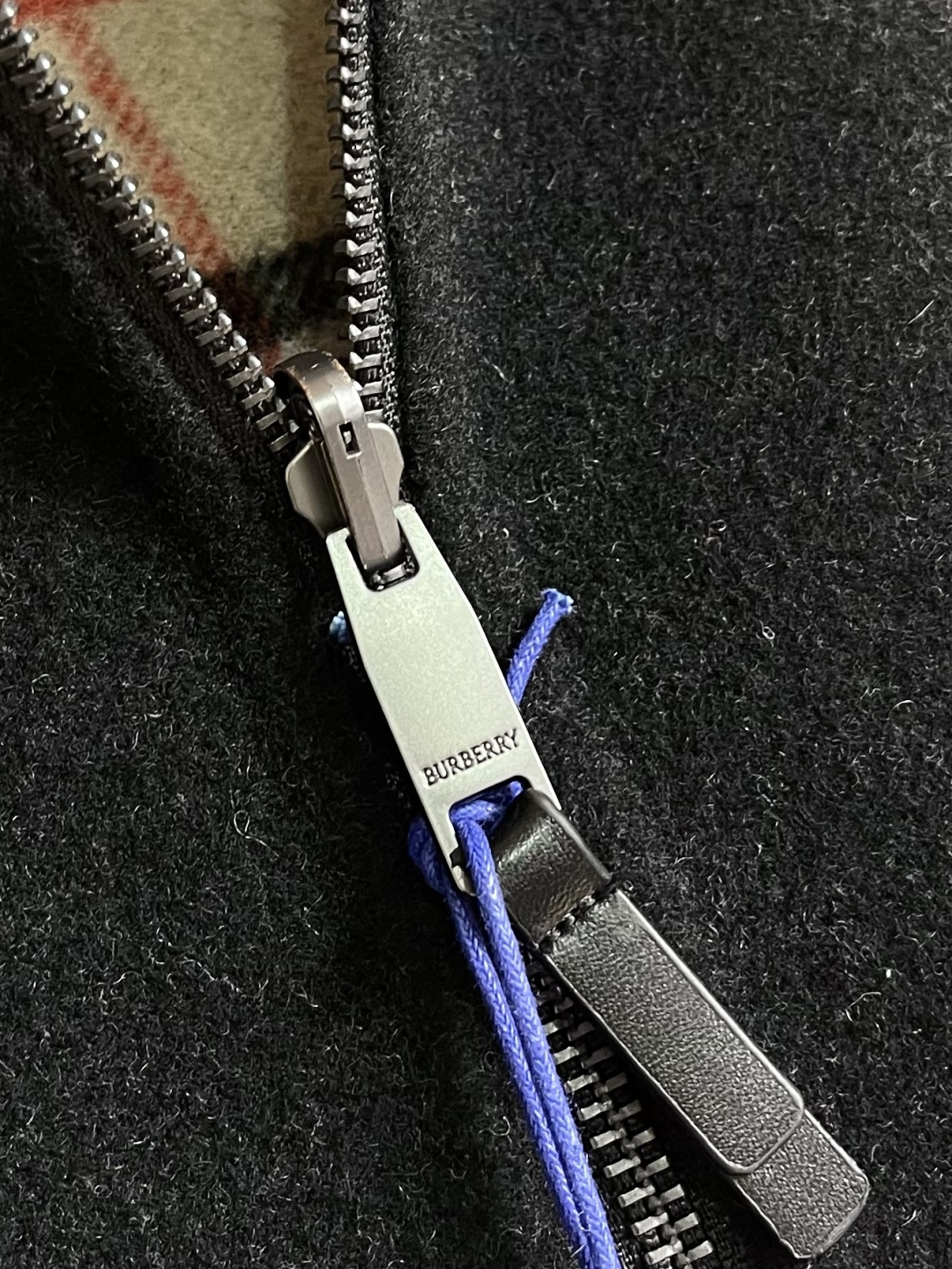 Burberry 双面两穿羊毛连帽外套，精选双面羊毛斜纹面料，通过独特的拉绒工艺处理，使表层呈现细腻丰盈
