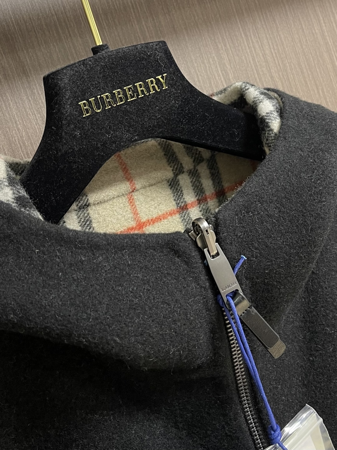Burberry 双面两穿羊毛连帽外套，精选双面羊毛斜纹面料，通过独特的拉绒工艺处理，使表层呈现细腻丰盈