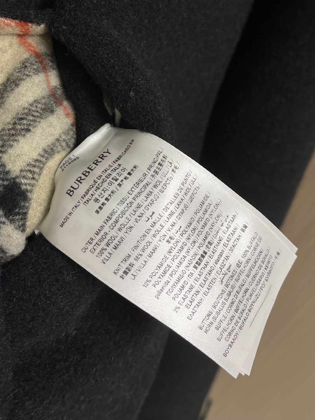 Burberry 双面两穿羊毛连帽外套，精选双面羊毛斜纹面料，通过独特的拉绒工艺处理，使表层呈现细腻丰盈