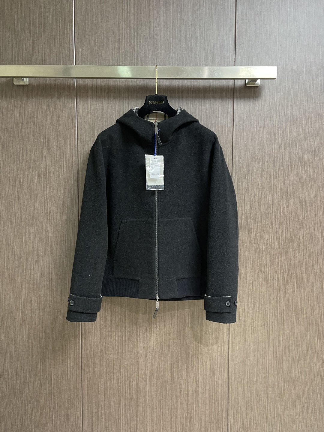Burberry 双面两穿羊毛连帽外套，精选双面羊毛斜纹面料，通过独特的拉绒工艺处理，使表层呈现细腻丰盈