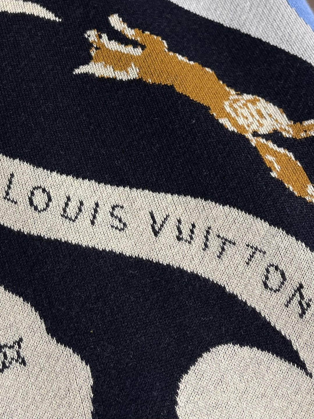 LV 皇冠字母提花针织短袖T恤，融合了街头潮流与精致工艺。其设计亮点在于胸前或后背的立体皇冠字母提花图案